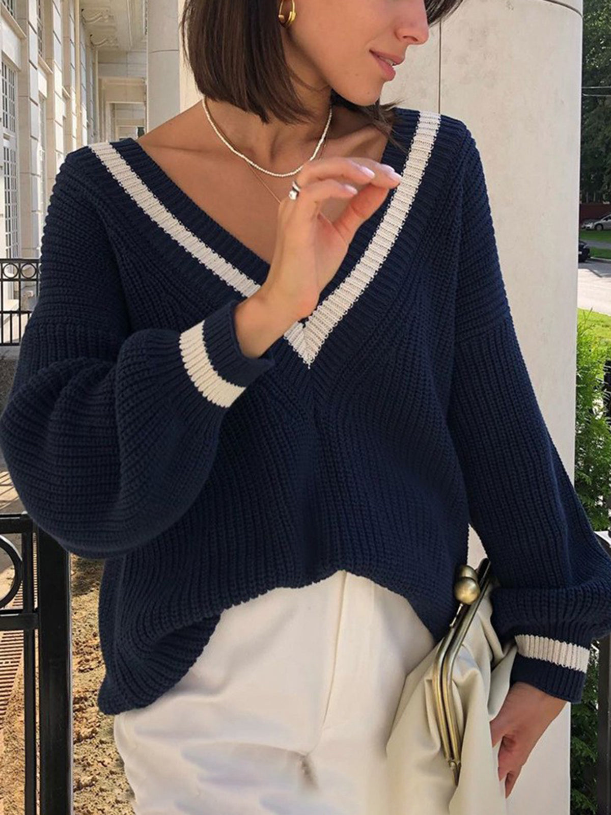 Luna Pull Sportswear Chic – Navy Blue Knit Sweater with V-Neck and Contrasting Stripes