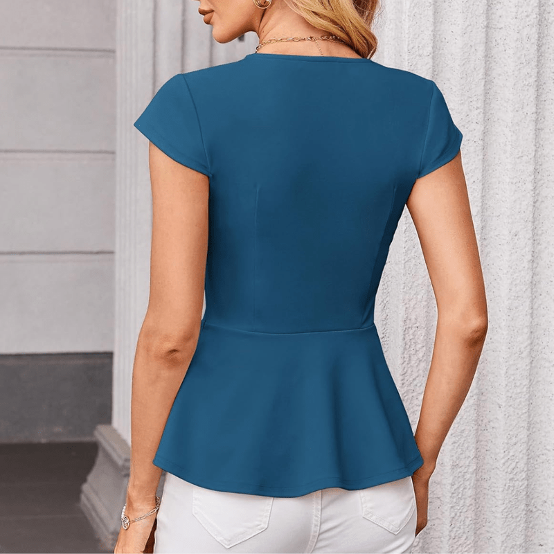 Jaz Blouse Femme Élégante – V-neck, Cap Sleeves, Structured Fit & Flounced Hem