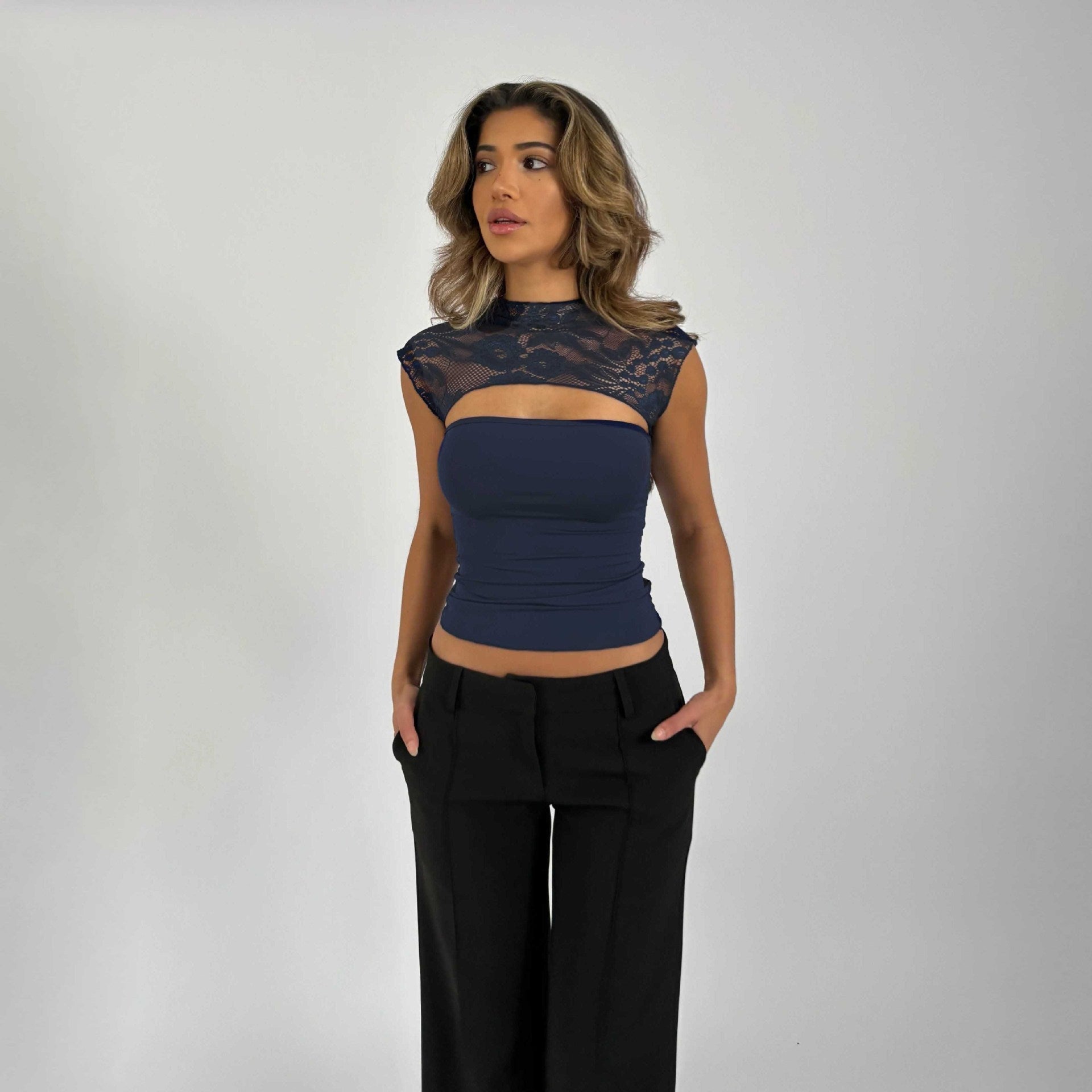 Hailey Blouse Femme – Fitted Top with Lace Details & Short Sleeves for a Summer Look