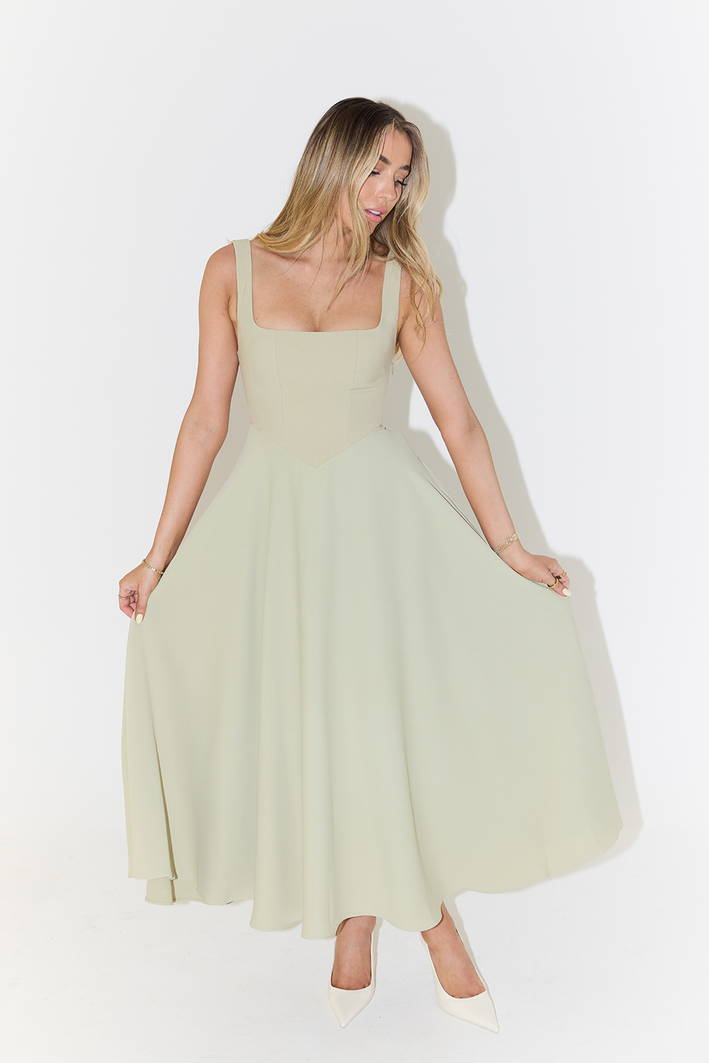 Women’s Midi Dress – Flattering Fit – Cinched Waist – Flowing Silhouette