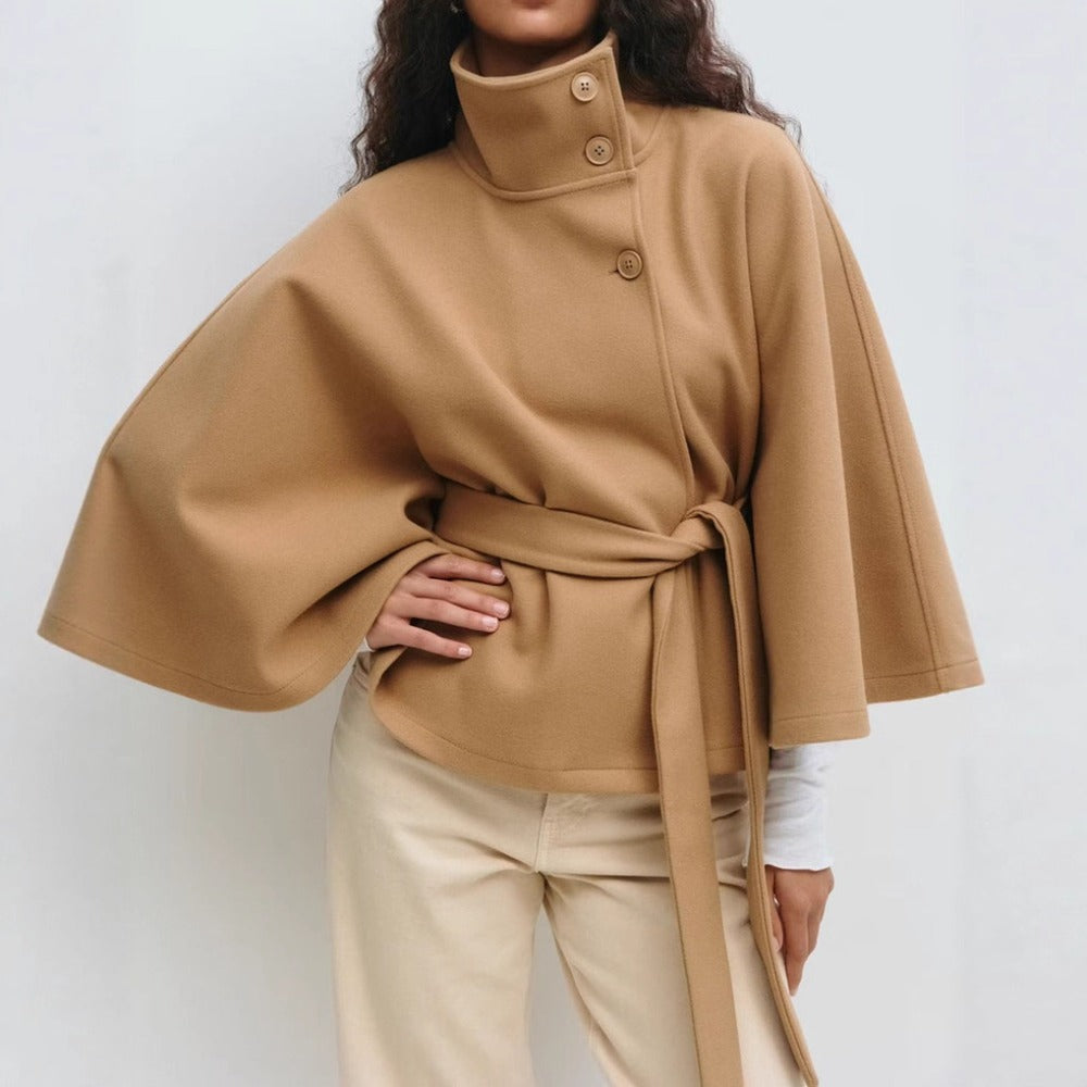 Charlotte Manteau Cape Femme – High Collar & Adjustable Belt for Elegance and Winter Warmth