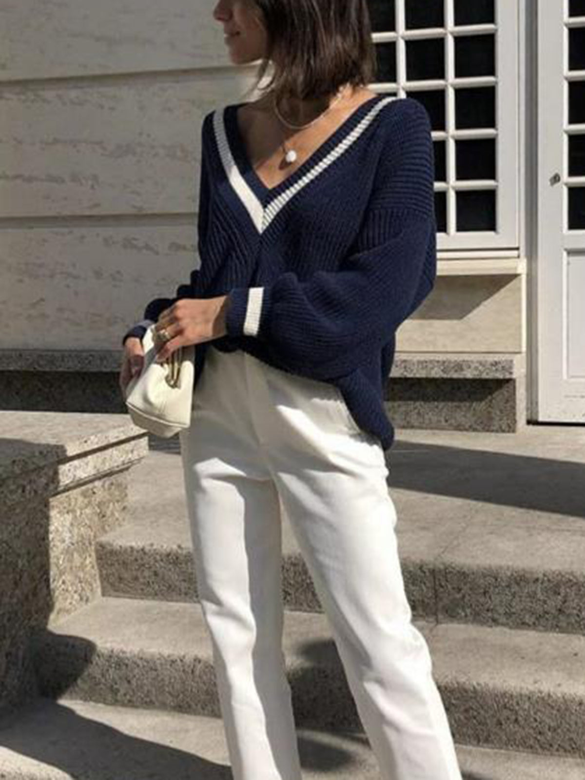 Luna Pull Sportswear Chic – Navy Blue Knit Sweater with V-Neck and Contrasting Stripes