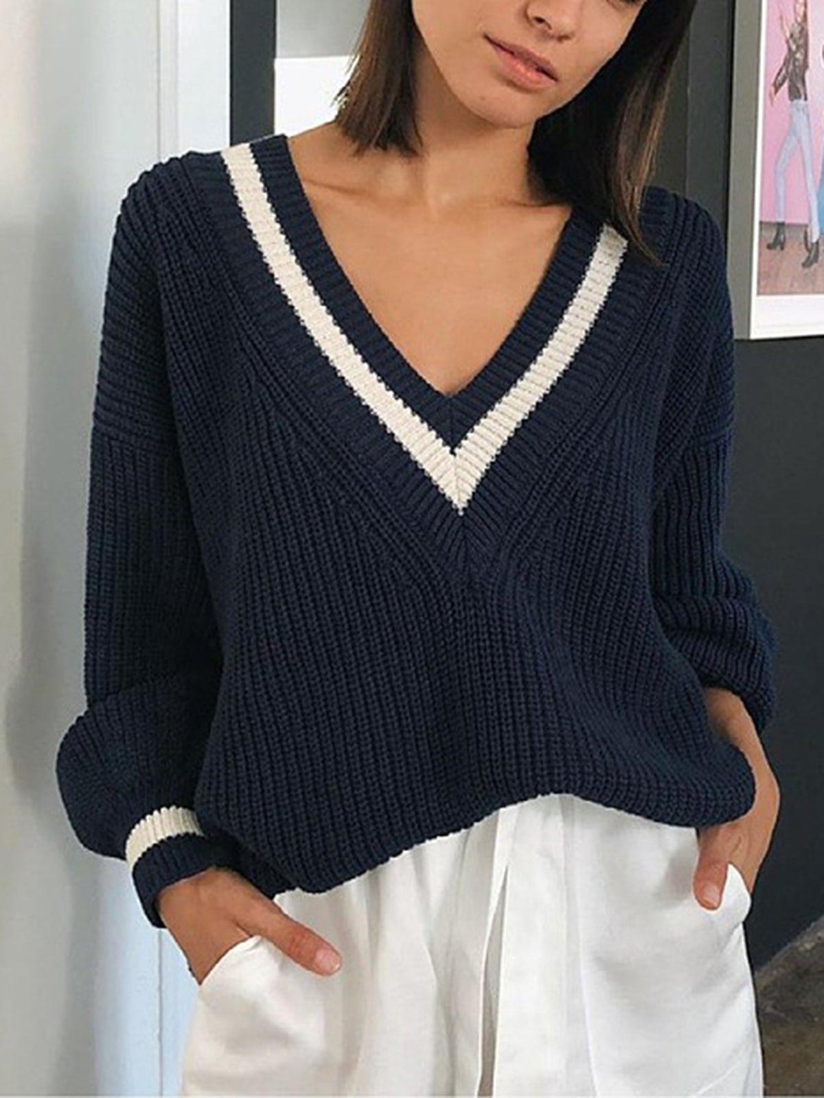 Luna Pull Sportswear Chic – Navy Blue Knit Sweater with V-Neck and Contrasting Stripes