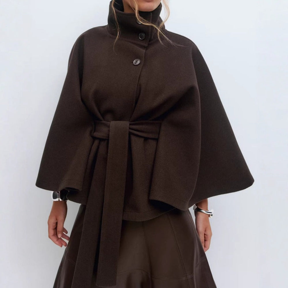 Charlotte Manteau Cape Femme – High Collar & Adjustable Belt for Elegance and Winter Warmth